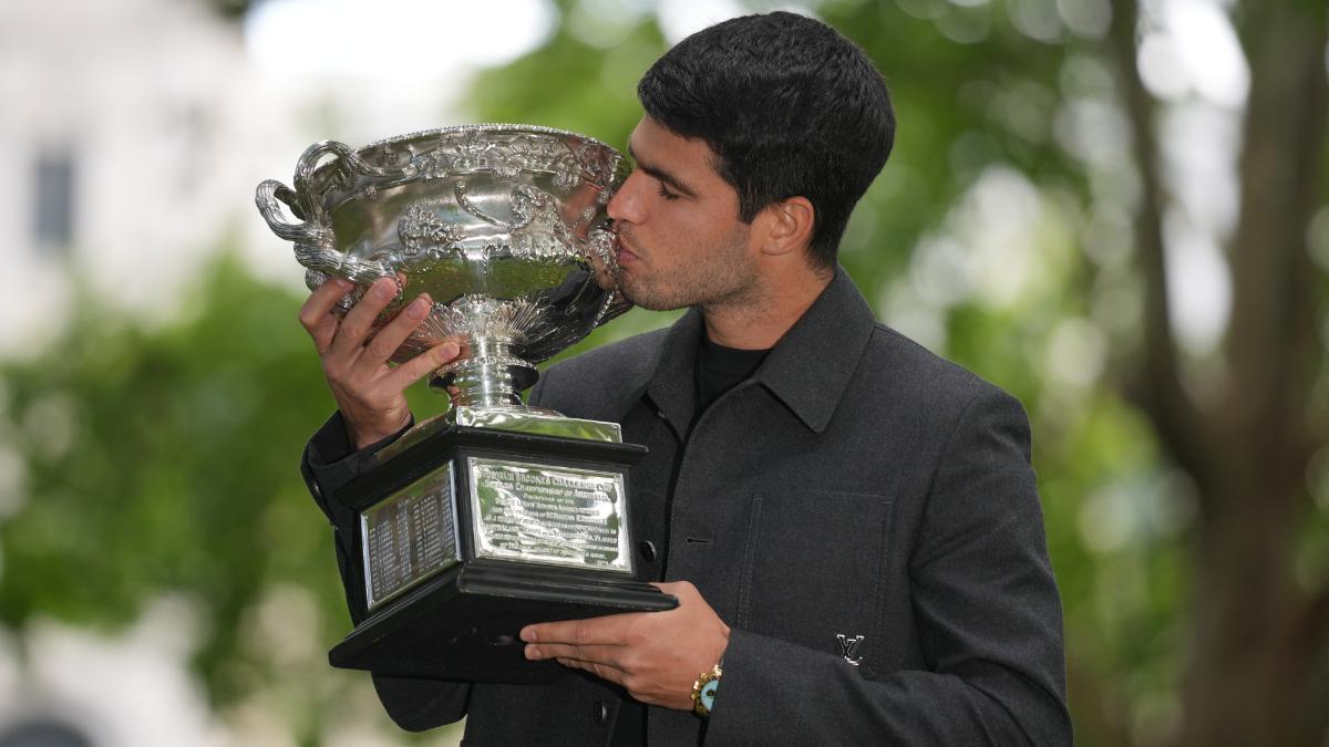 Carlos Alcaráz levanta la copa en el jardín botánico de Melbourne