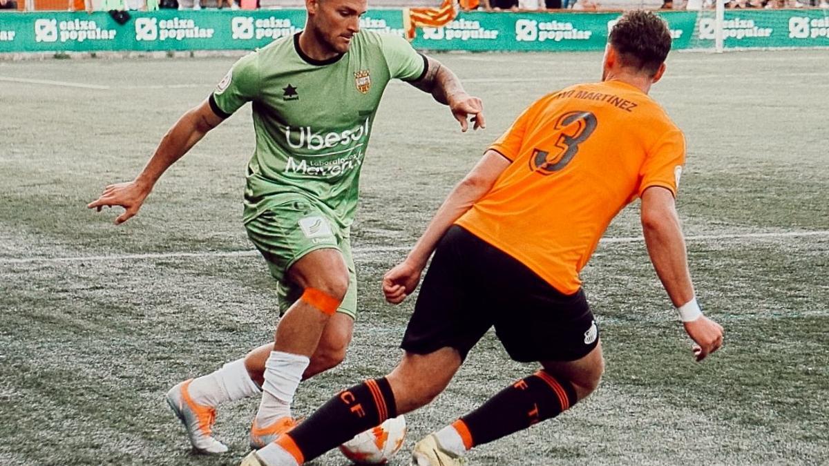 El Atzeneta conduce el balón ante la presión del Torrent en el partido.