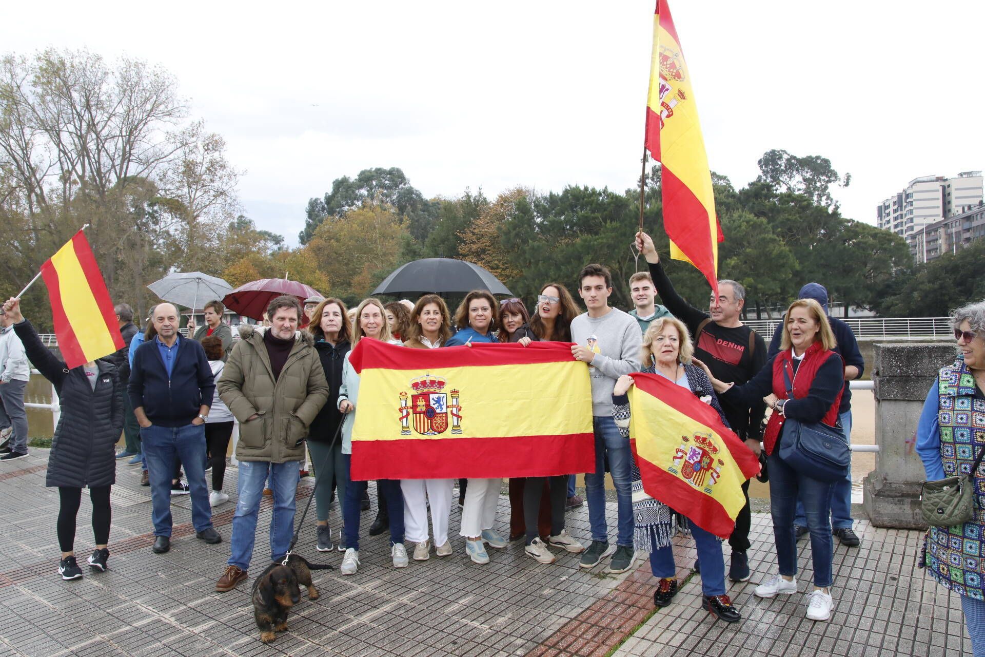 Concentración en Gijón frente a los hoteles del puente del Piles, en imágenes