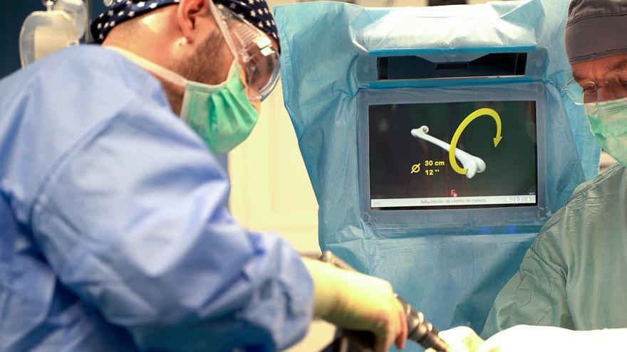 Hospiten Lanzarote incorpora la realidad aumentada en la implantación de prótesis de rodilla