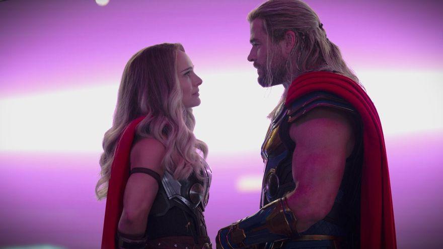 Natalie Portman y Chris Hemsworth en &#039;Thor&#039;.