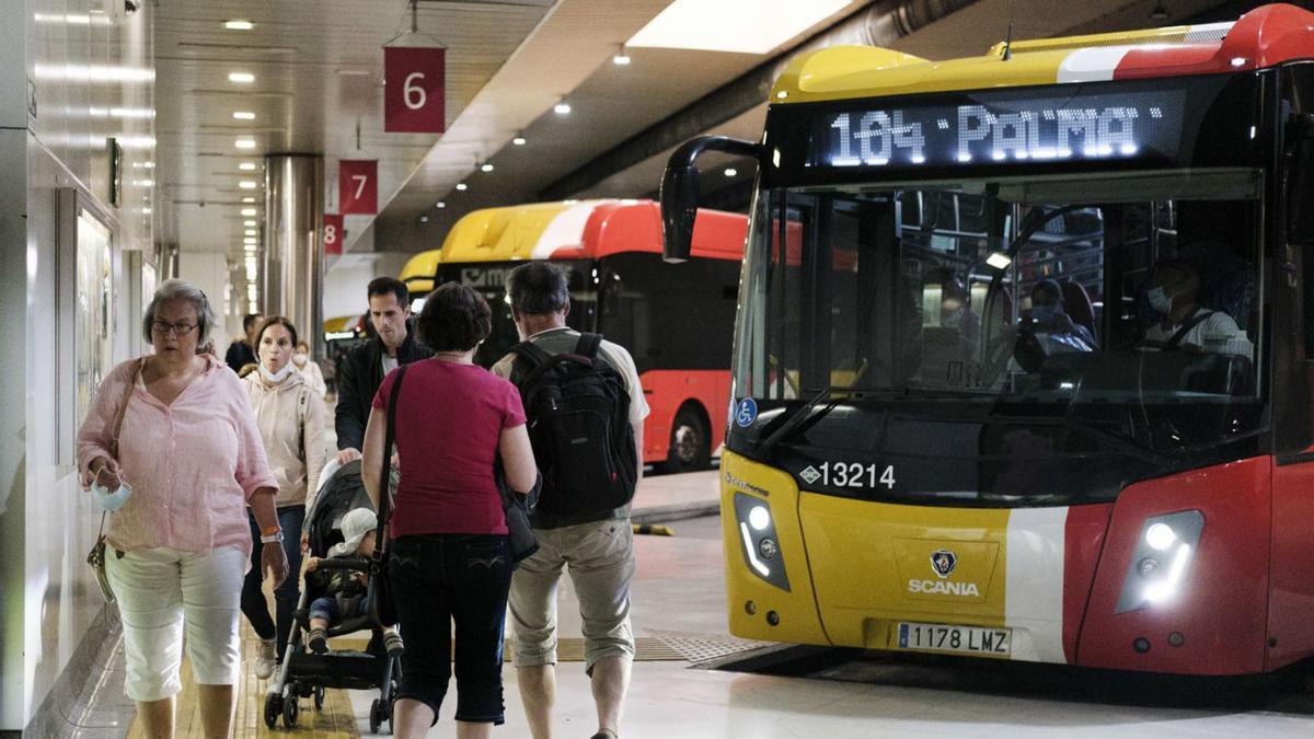 Varios autobuses del TIB en la estación Intermodal de Palma. | MARÍA PEDRAZ