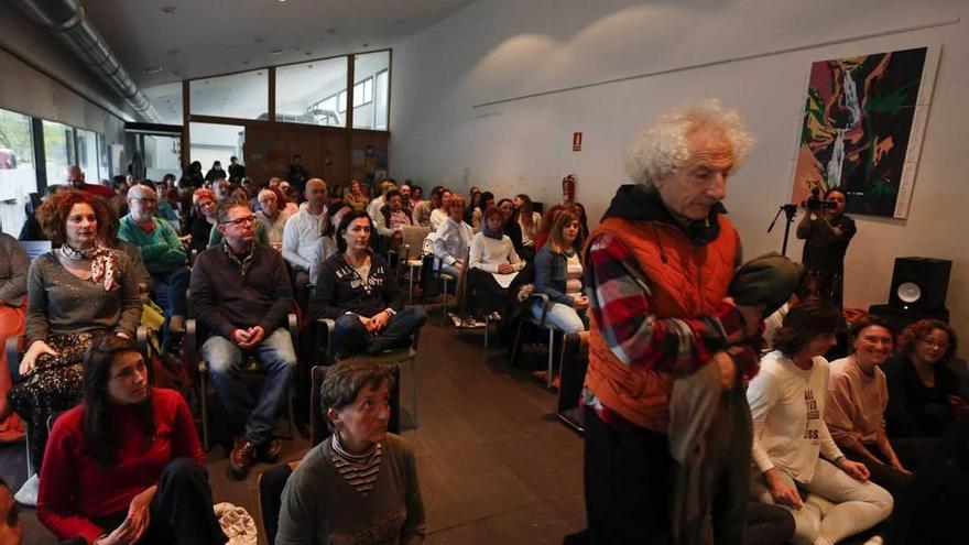 Rafael Álvarez llega a la sesión de meditación en La Callezuela.