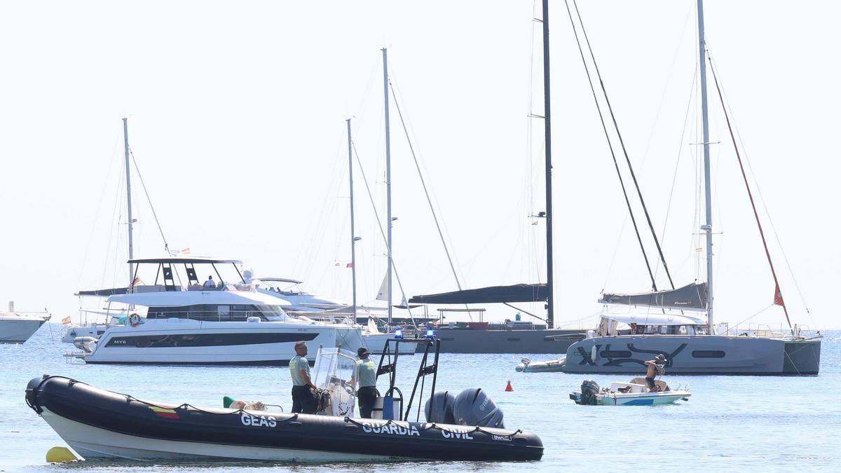 Dispositivo de la Guardia Civil contra los fondeos ilegales en Talamanca, llevado a cabo el pasado verano junto a la Policía Local.