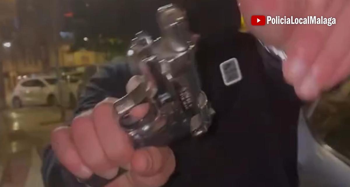 Uno de los participantes exhibió una pistola de fogueo, que disparó al aire.