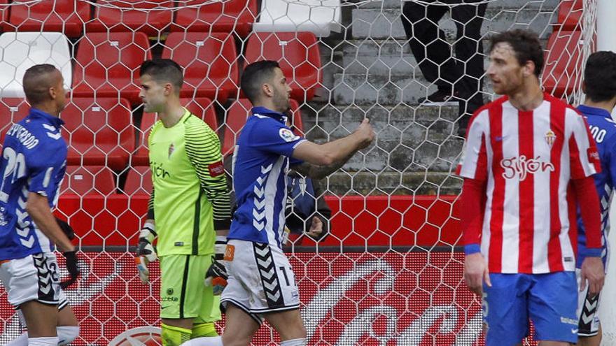 El centrocampista del Alavés Edgar Antonio Méndez celebra su gol.