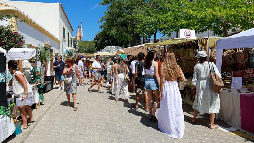 Un recorrido por la herencia bohemia y la cultura hippy de la isla