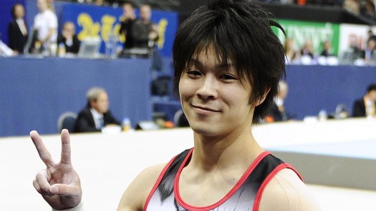 El gimnasta japonés Kohei Uchimura celebra su triunfo en la final individual del Campeonato Mundial del 2010.