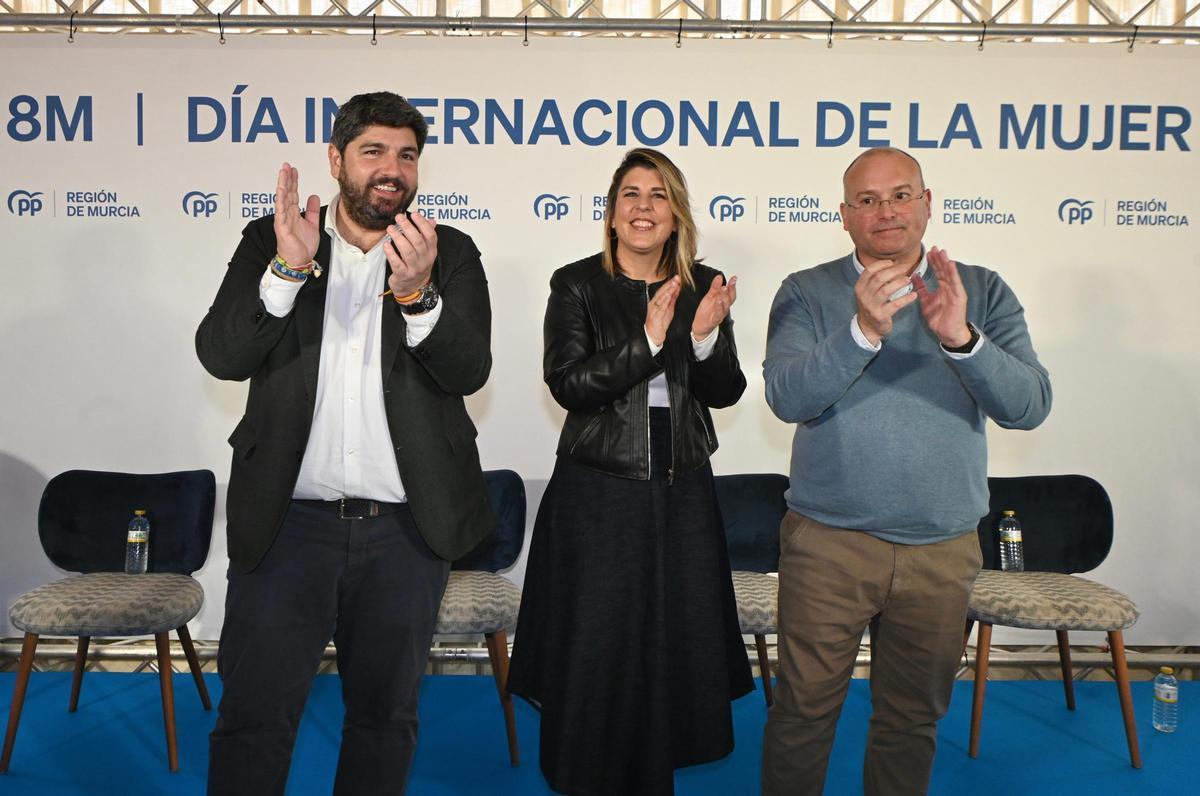 López Miras junto a Noelia Arroyo y Miguel Tellado.