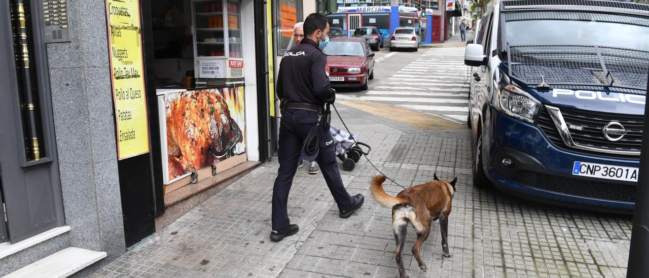 Agente de la Policía Nacional en una redada antidroga en la ronda de Outeiro.