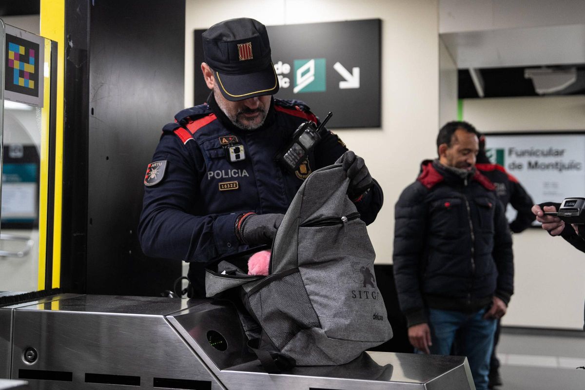 Macrodispositivo de Mossos junto a seguridad de TMB en el Metro de Barcelona