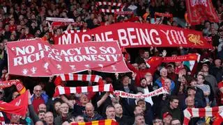 Pitada, pancartas y burlas contra el City en Anfield por vulnerar las normas financieras