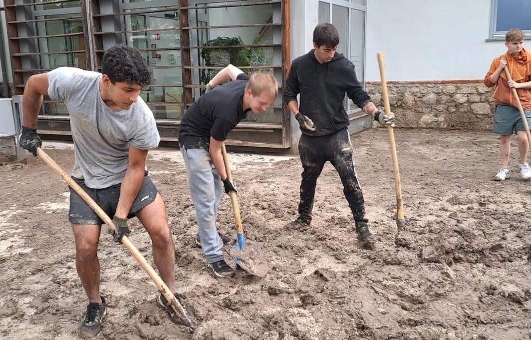 Por la derecha, Tomás Gallego junto a otros voluntarios