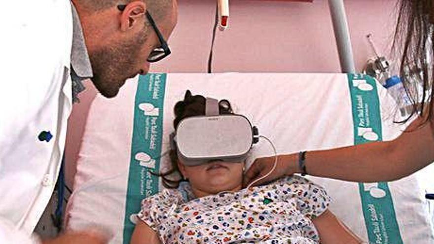 Una nena utilitzant ulleres de realitat virtual a l&#039;Hospital Parc Taulí de Sabadell