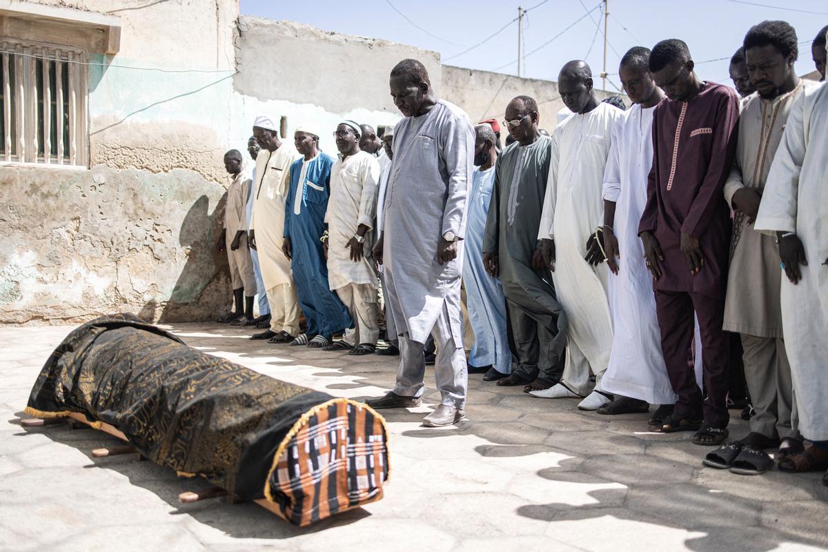 Bargny, Senegal, 5 de junio de 2023. Amigos y familiares de Doudou Diene, muerto por disparos durante las protestas de Senegal, durante su funeral