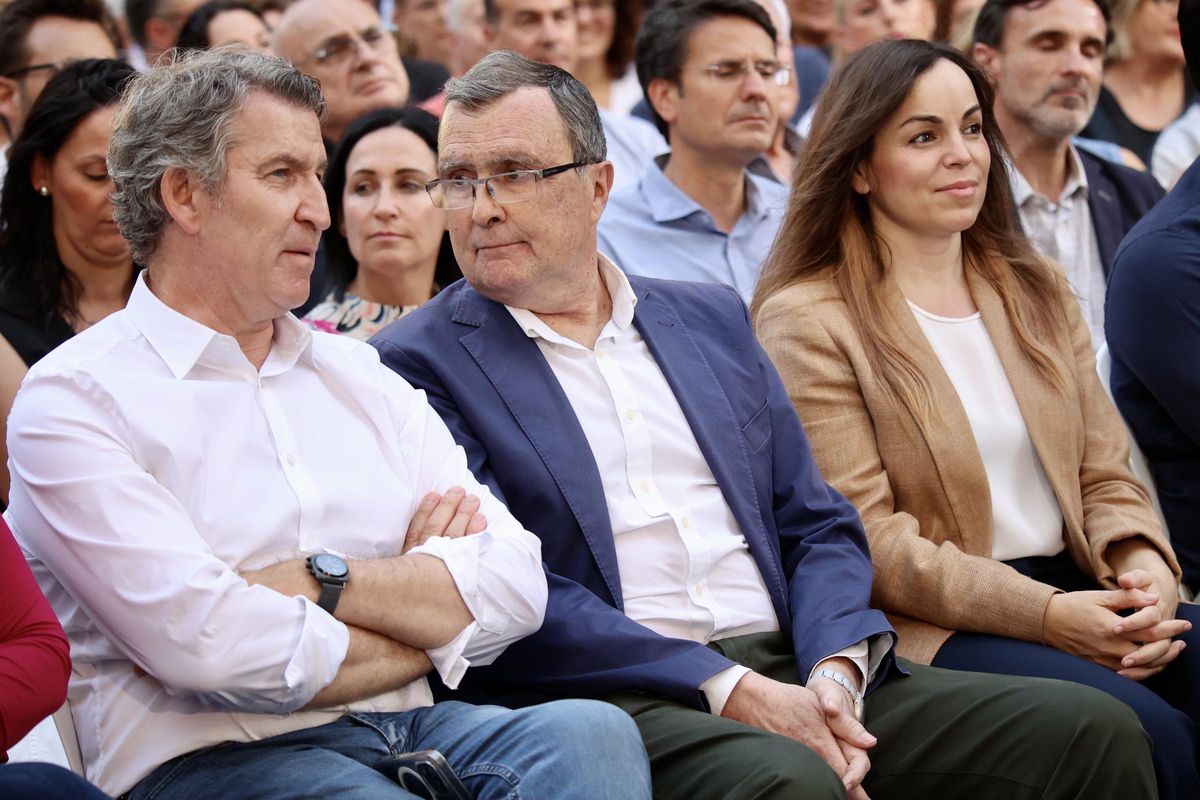 José Ballesta (c) se dirige a Alberto Núñez Feijóo. A su lado, la concejala del PP Rebeca Pérez.