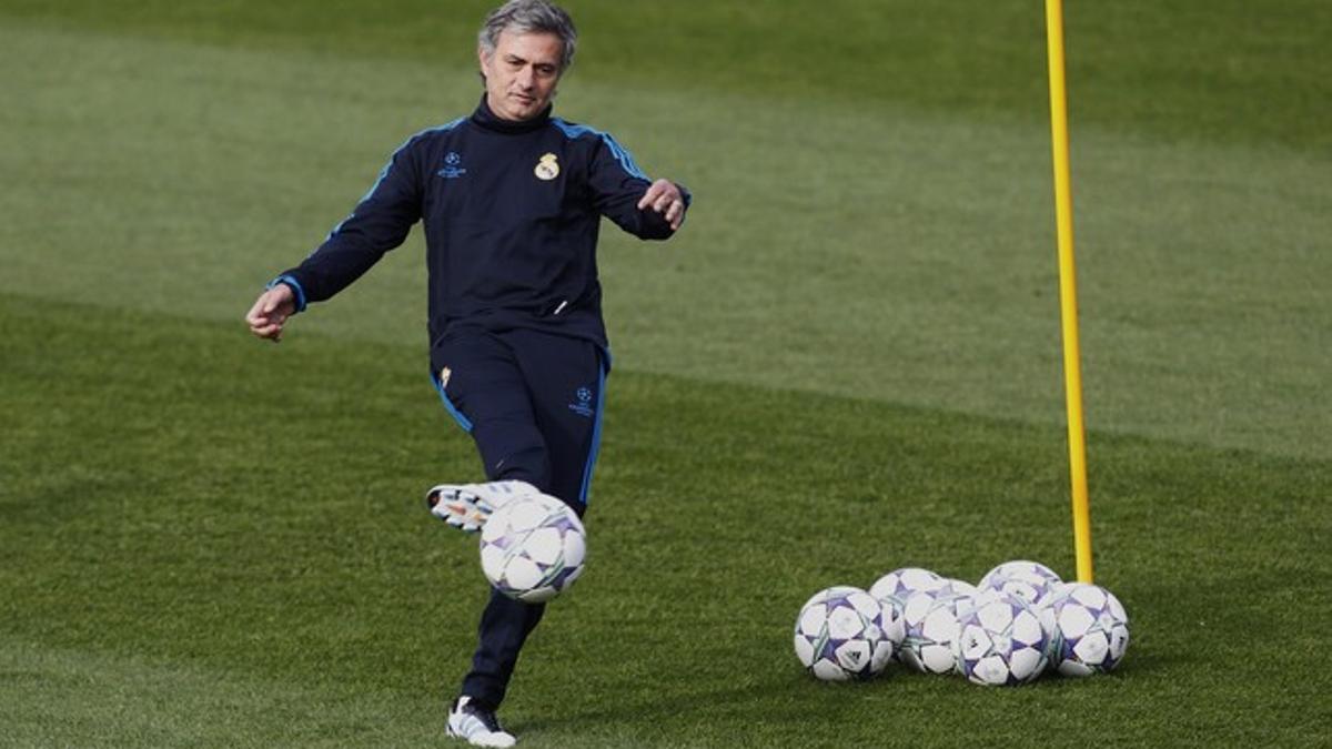 José Mourinho, durante el entrenamiento del Real Madrid, el lunes. REUTERS