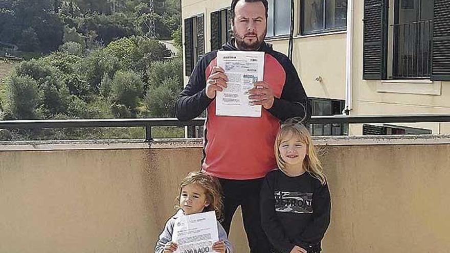 Nicolás con sus dos hijas, ayer, en Son Servera.