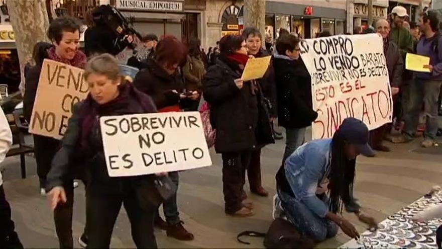 Los manteros de Barcelona denuncian el abandono por parte del Ayuntamiento