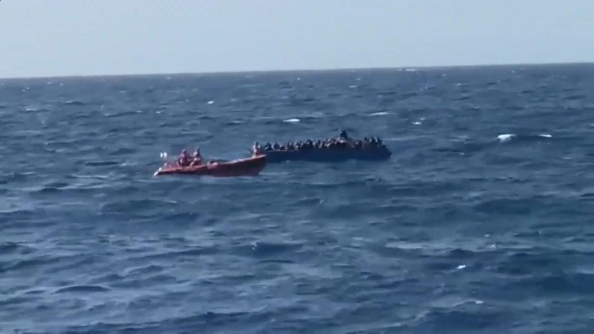 Open Arms rescata un centenar de migrants a la deriva al Mediterrani