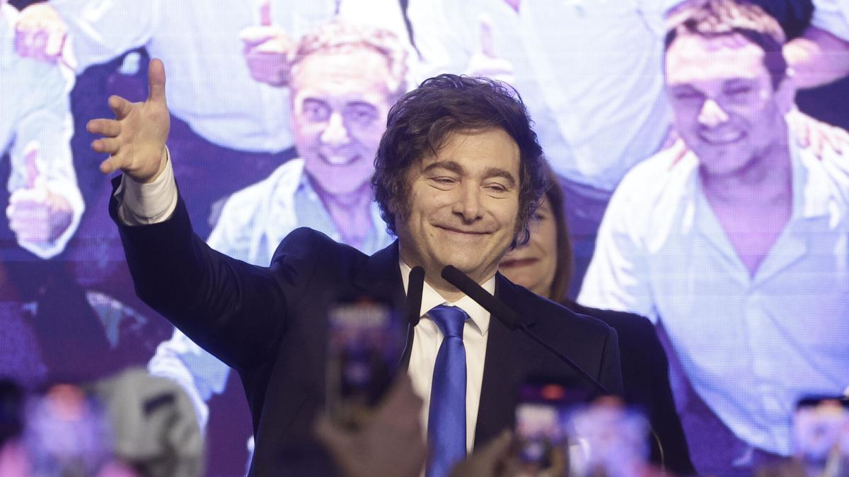 El presidente de Argentina, Javier Milei, celebra la victoria de su partido tras ganar las elecciones legislativas el 26 de octubre de 2025.