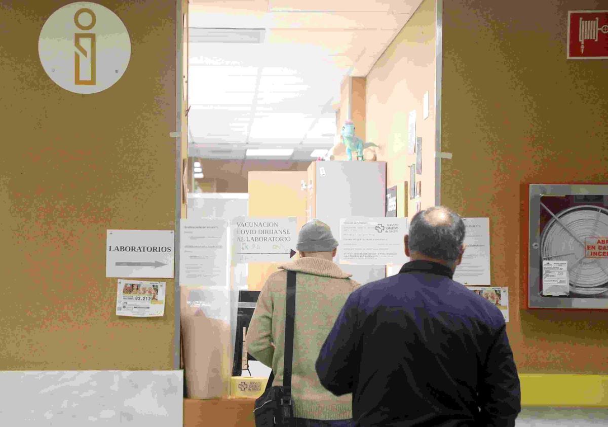 Pacientes en un mostrador de información y administración de un hospital.