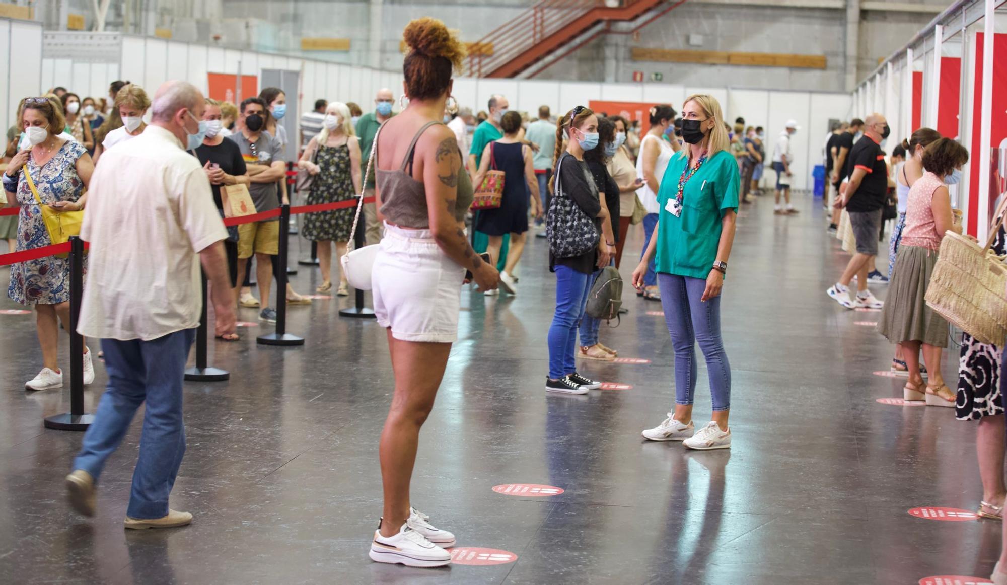 Cientos de personas hacen cola en Ciudad de la Luz para recibir la vacuna contra el covid