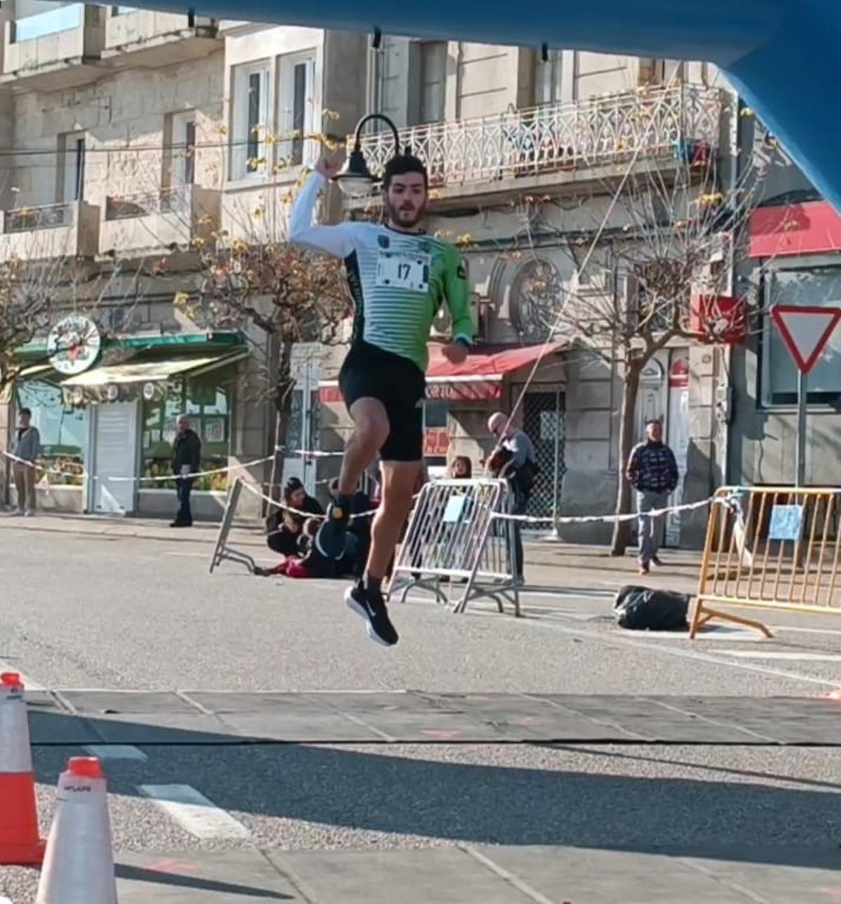 Alán Sardinero, del Pinarium Marín, celebra su triunfo con un gran salto al cruzar la línea de meta.