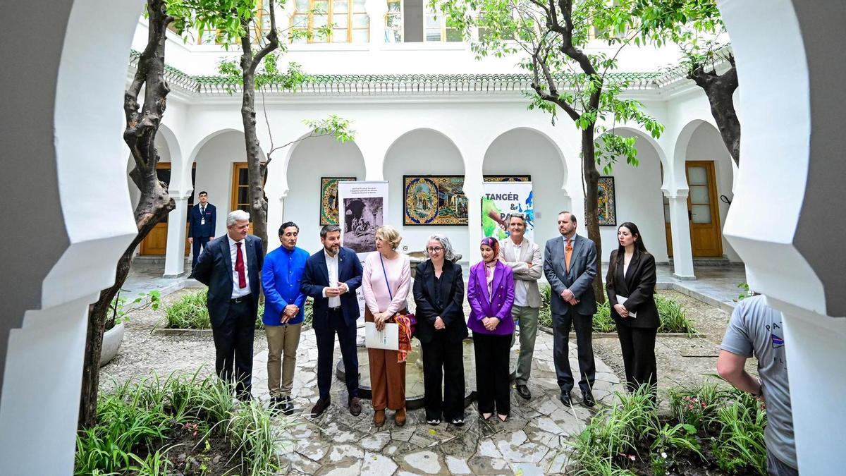 Javier Bonet, tercero por la izquierda, con representantes del museo de Tánger