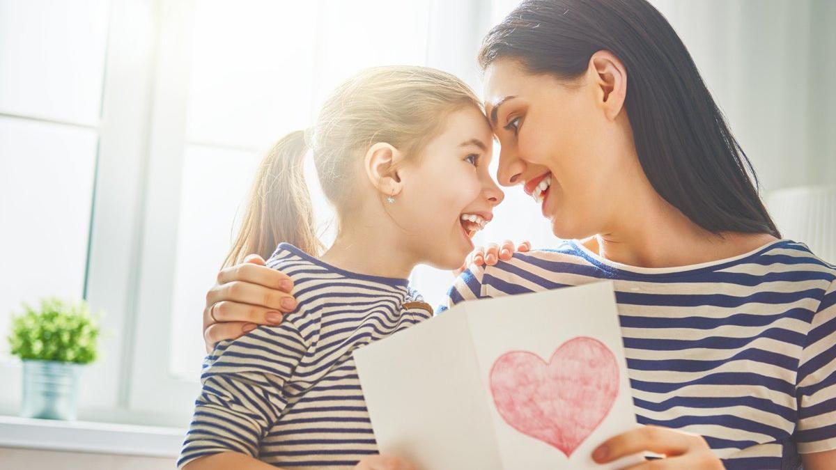 Una niña le hace un regalo a su mamá