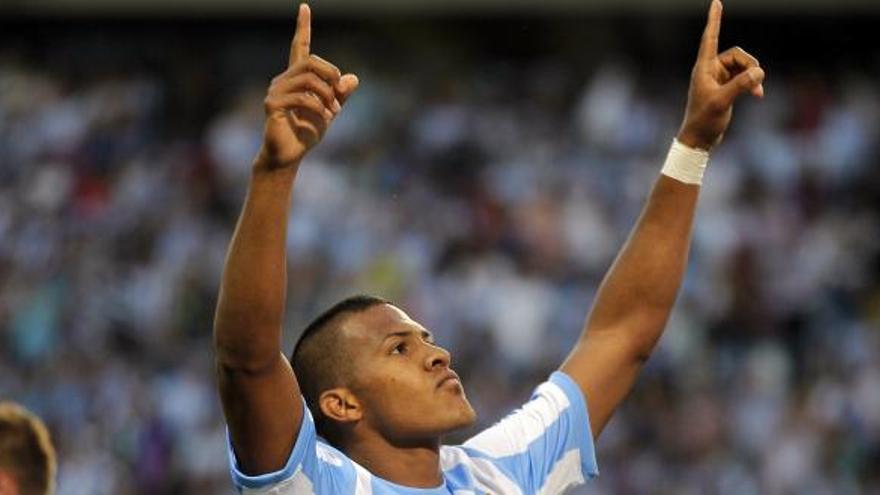 El delantero venezolano del Málaga CF José Salomón Rondón celebra un gol durante el partido.