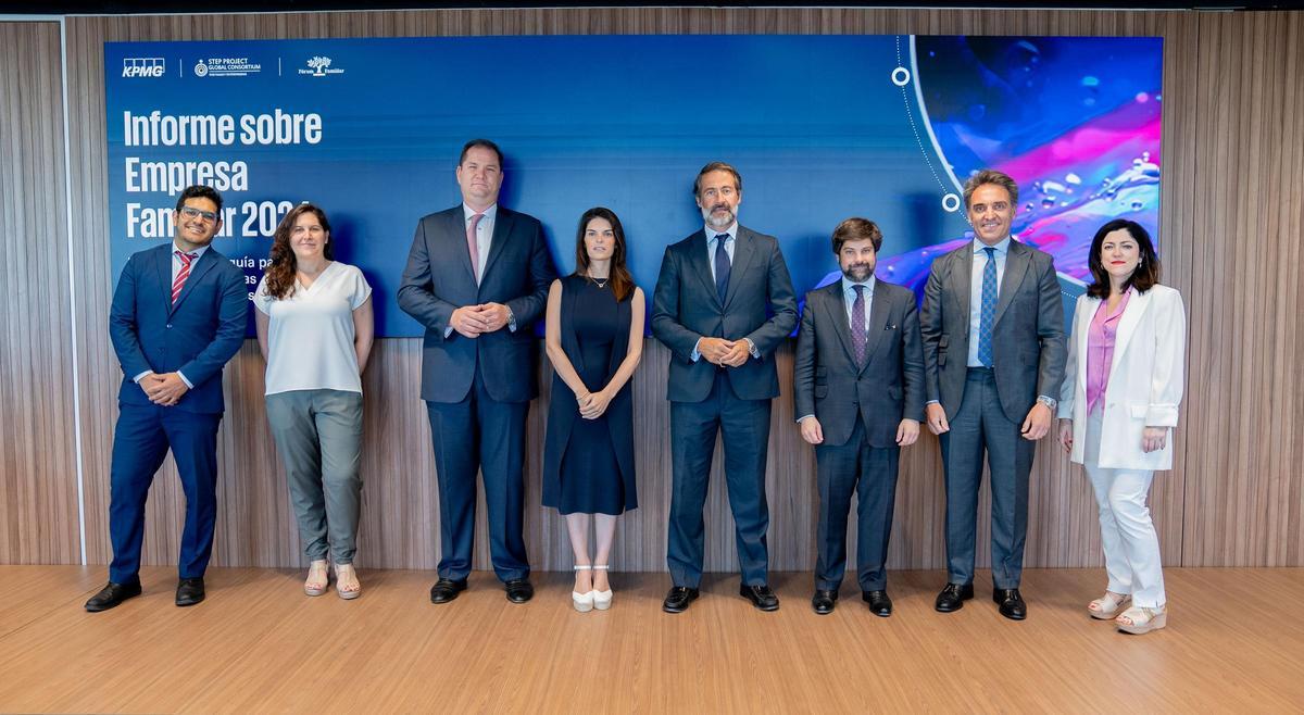 de izquierda a derecha Francisco Campollo, Marketing y Comunicación de KPMG en España; Montserrat Boronat-Navarro, directora del Grupo de Investigación GRECO-UJI del Departamento de Administración de Empresas y Marketing de la Universitat Jaume I; Juan Moya, vicepresidente de Persán; Verónica Boluda, Head of Corporate Services de Boluda; Juanjo Cano, presidente de KPMG en España; Salvador Bautista, vicepresidente del Fórum Familiar; Miguel Ángel Faura, socio responsable de Empresa Familiar de KPMG en España y Myriam Cano Rubio, líder para el proyecto STEP de la Cátedra Ávolo de Empresa Familiar de la Universidad de Jaén