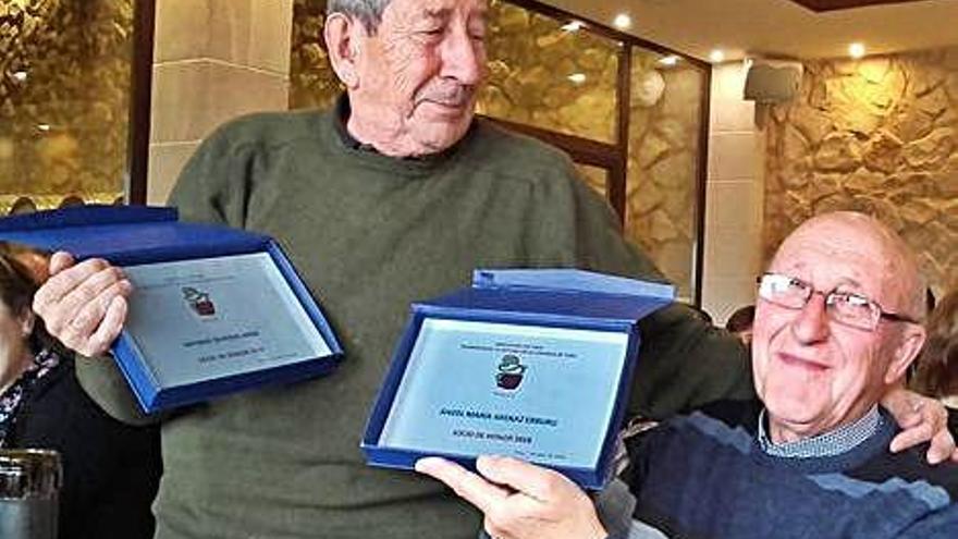 Antonio Olivera Arias y Ángel Mª Arenaz Erburu muestran sus placas de socios de honor.