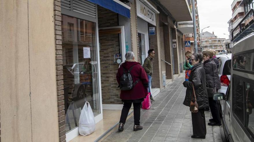 Gent a les portes d&#039;un supermercat a Igualada