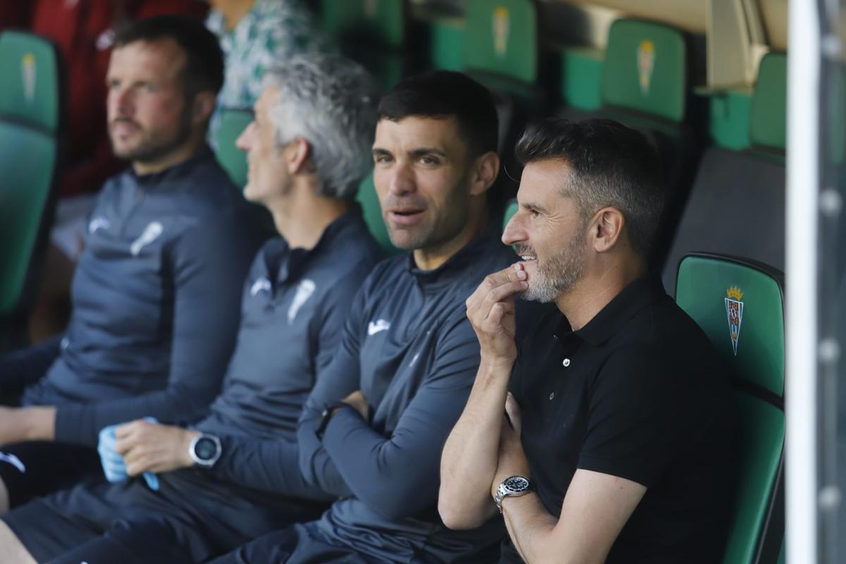 Iván Ania, en el banquillo blanquiverde junto a su cuerpo técnico durante el pasado Córdoba CF-Cádiz.