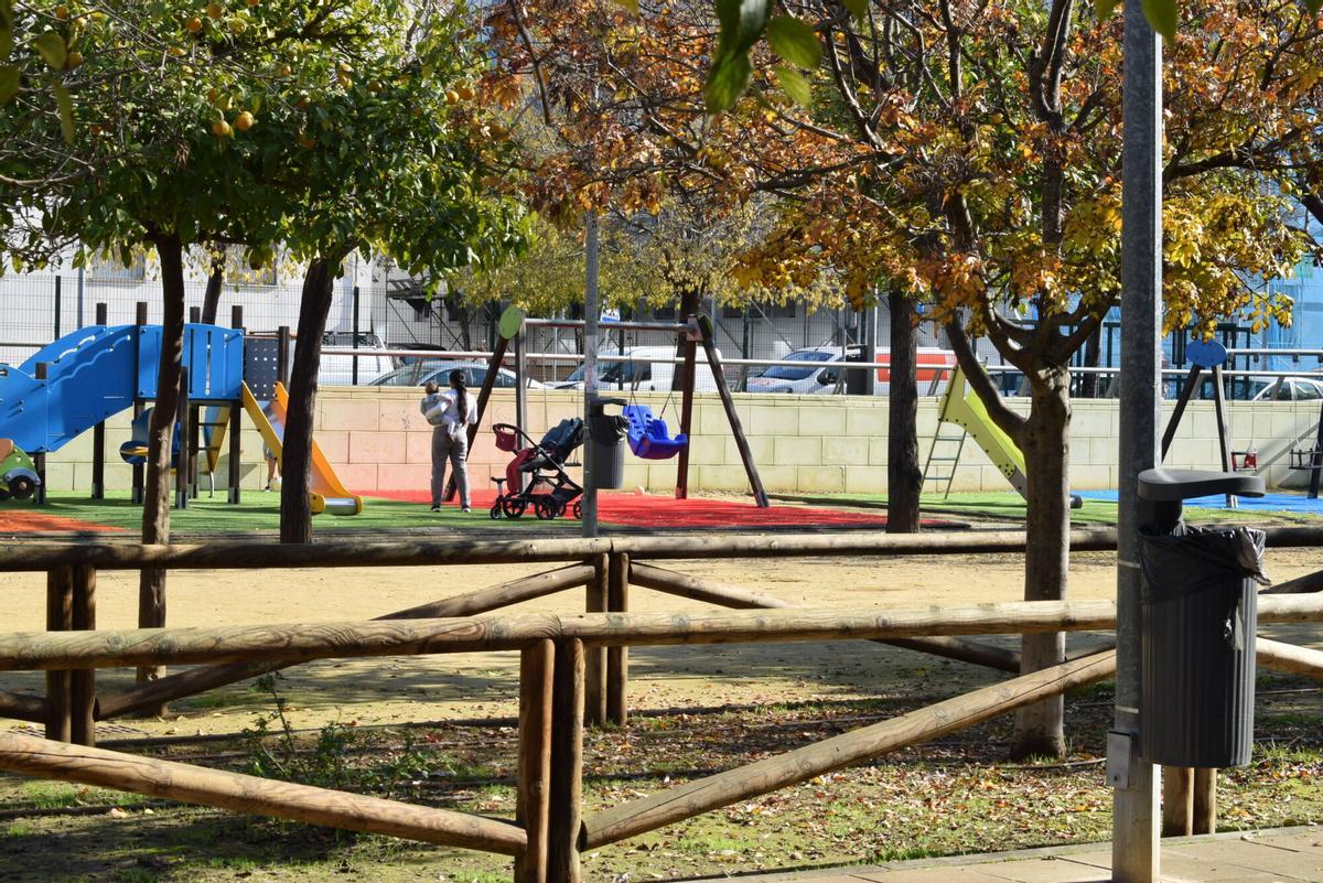 Juegos infantiles en el Paseo de Europa, en el barrio sevillano de Los Bermejales