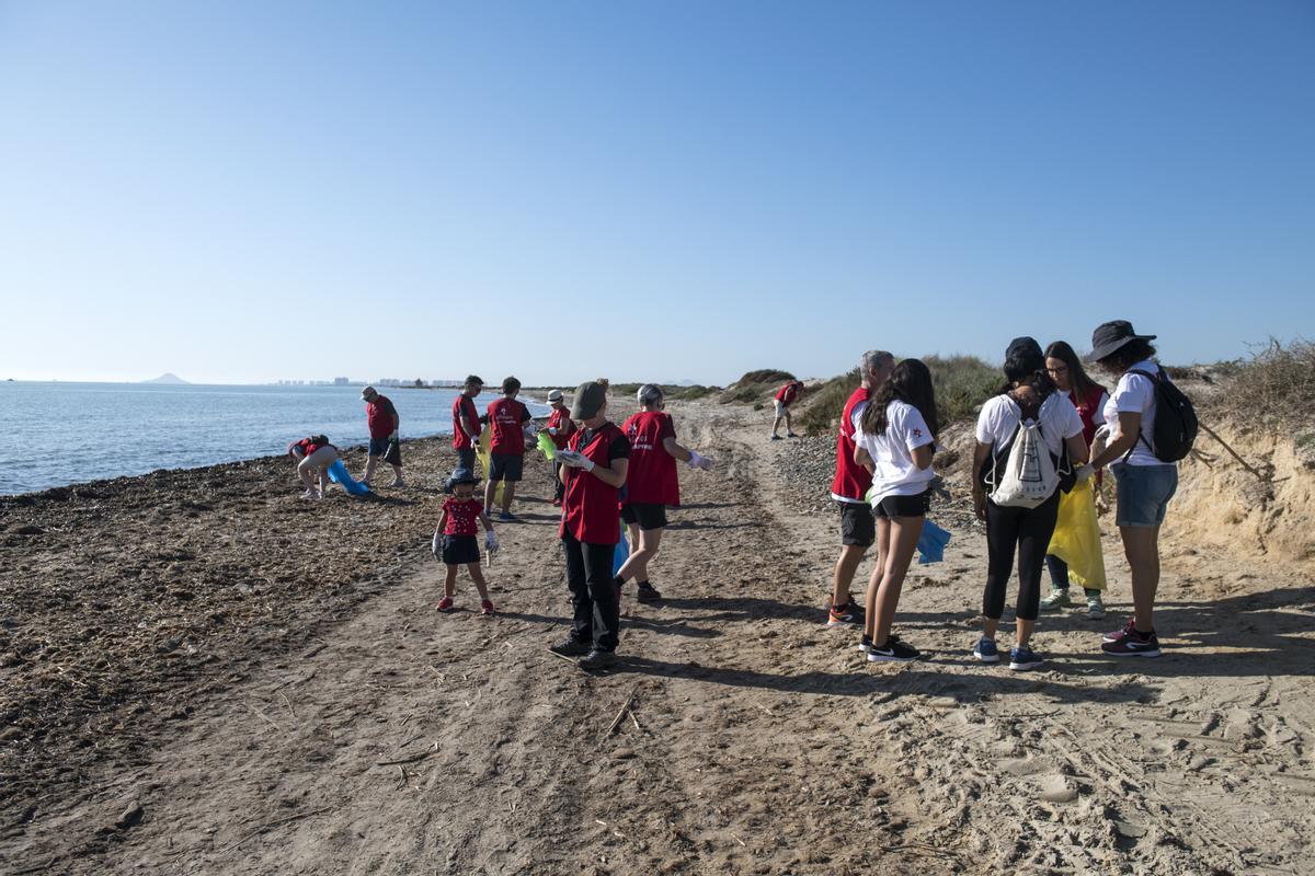 Recogida de basuraleza en una playa.