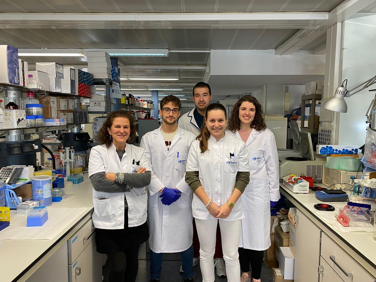 El estudiante de Xilxes, junto con sus compañeros de investigación en la lucha contra el cáncer.