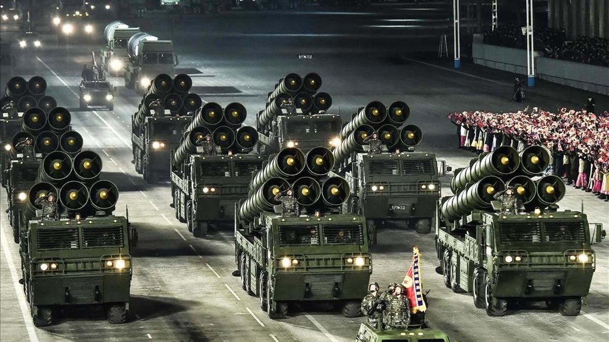 Corea del Norte concluye con un desfile militar el congreso del partido único