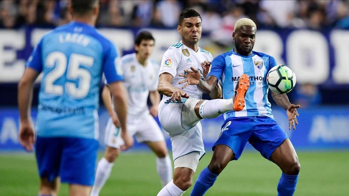 Casemiro intenta robar el balón a Ideye en el duelo de La Rosaleda