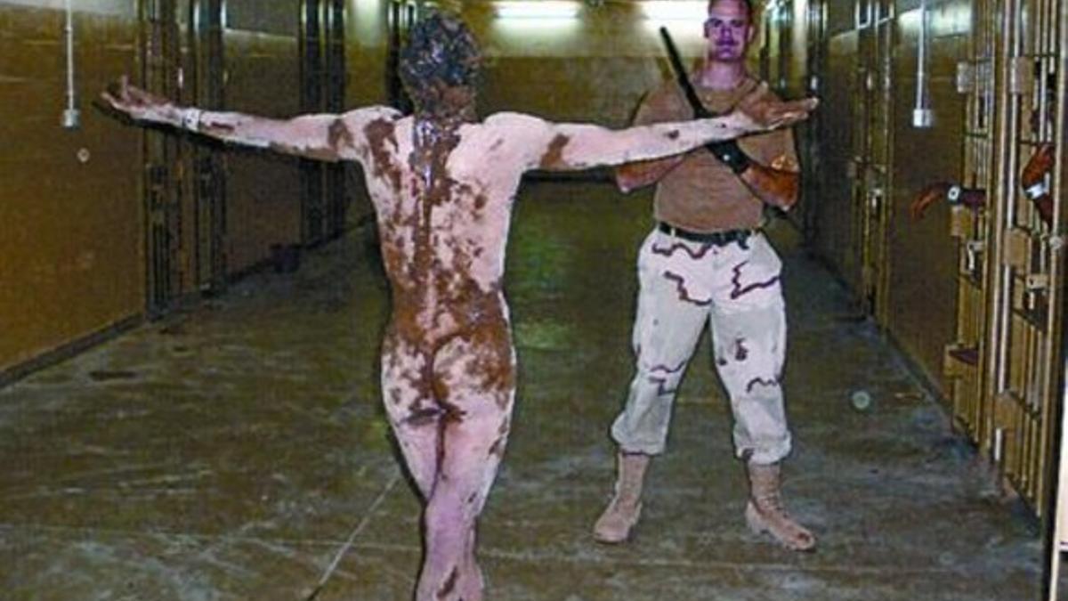 Un iraquí humillado en Abú Ghraib.