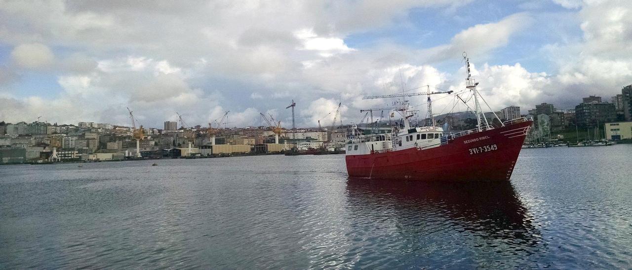 Un palangrero frente al Puerto de Vigo.