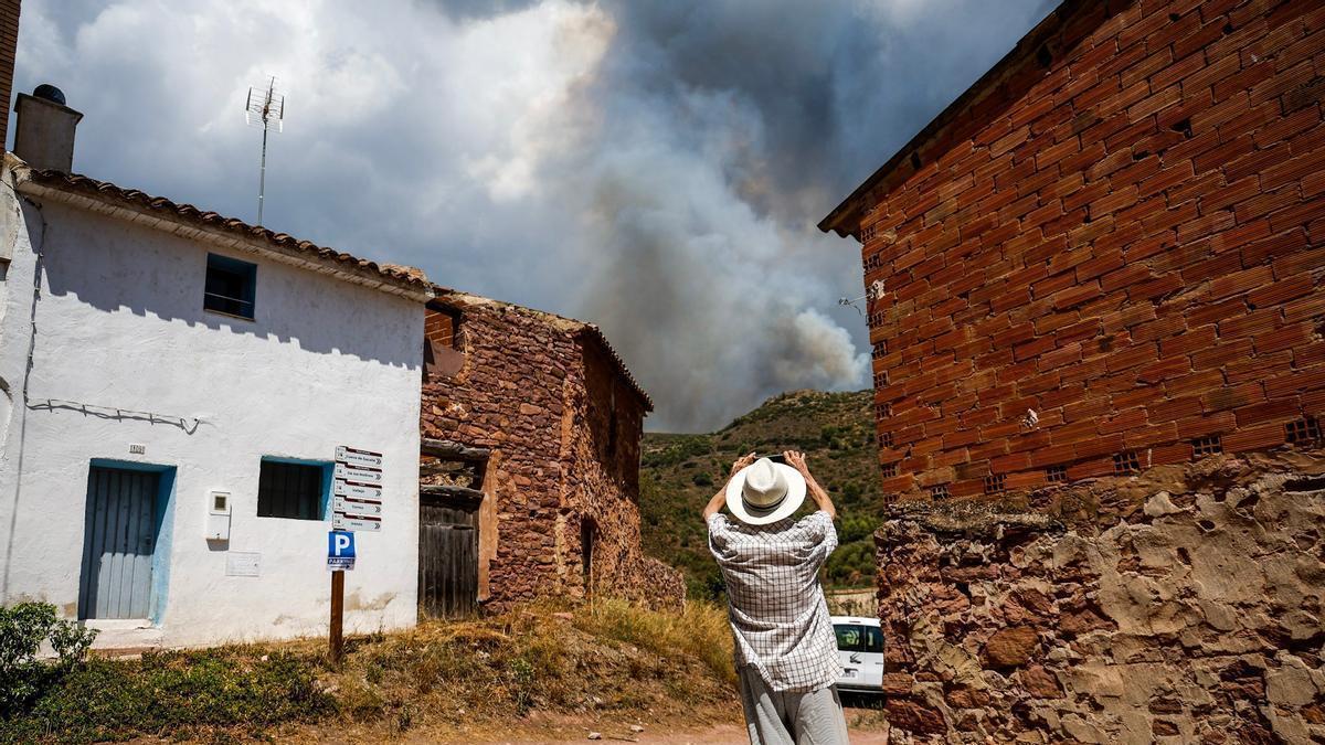 Vecinos de Gátova miran el incendio de la Serra Calderona desde la localidad