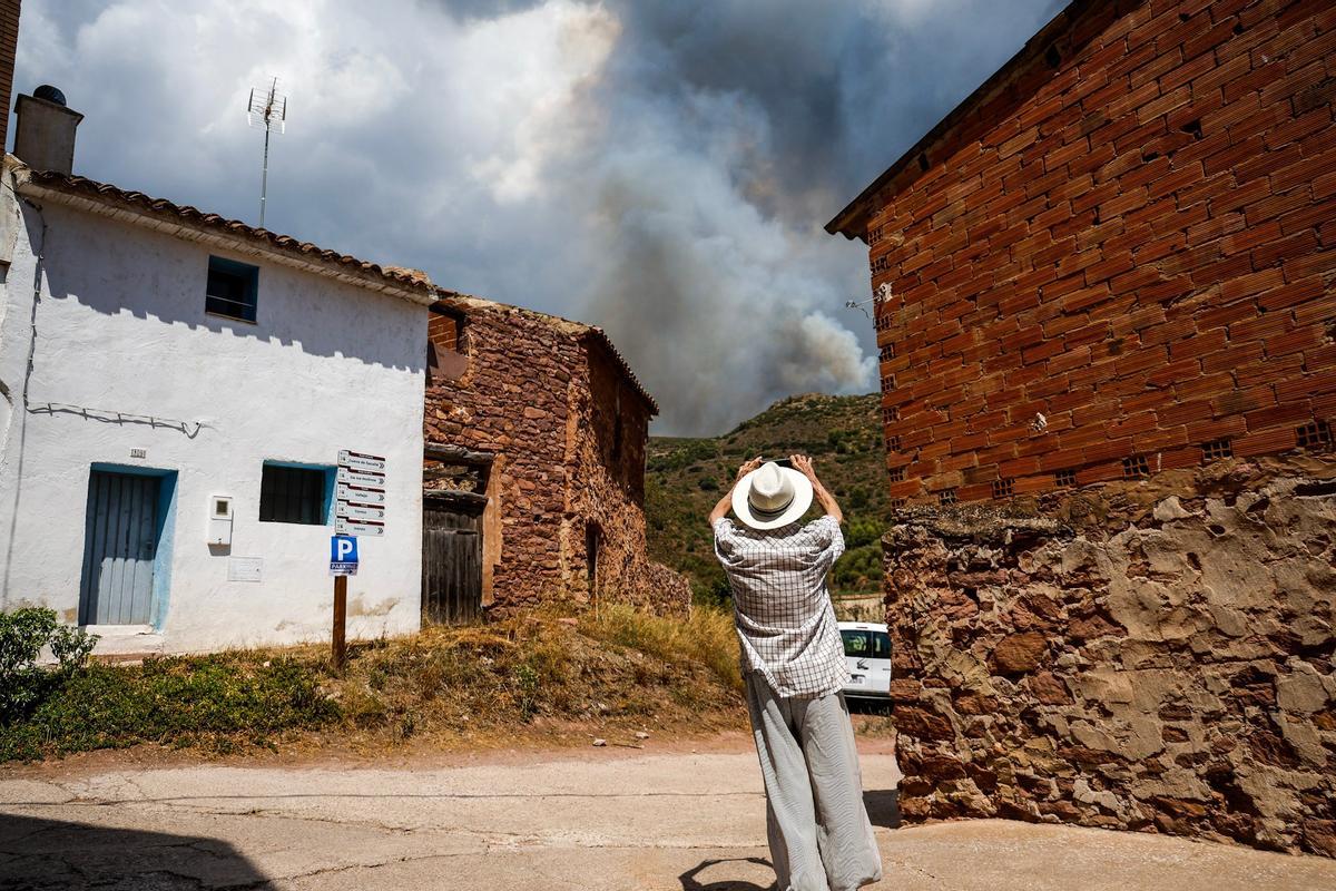 Vecinos de Gátova miran el incendio de la Serra Calderona desde la localidad