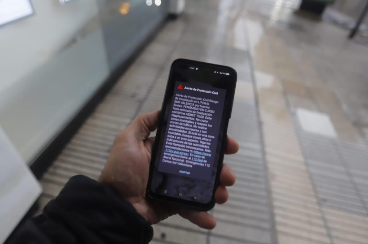 Mensaje de ES-ALERT recibido durante un episodio de lluvias torrenciales.