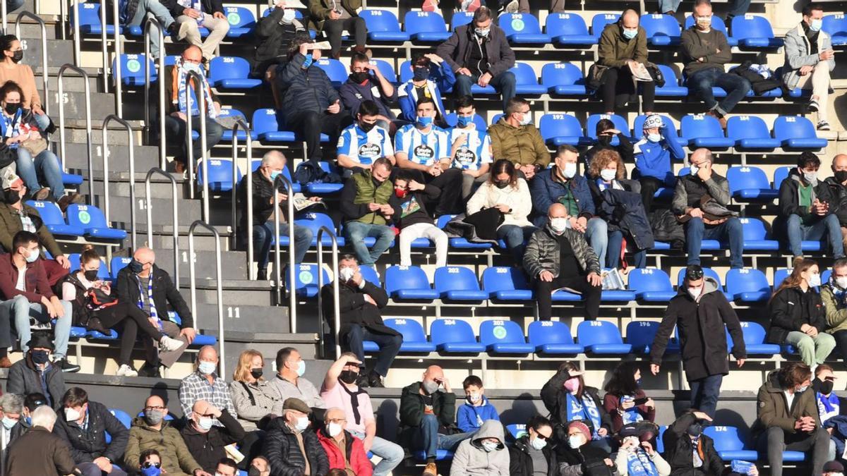 Aficionados deportivistas en las gradas de Riazor. |  // CARLOS PARDELLAS