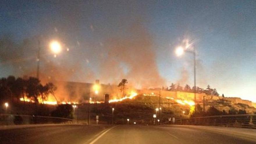 Los bomberos impiden que un fuego en la ladera de la Alcazaba afecte a la muralla