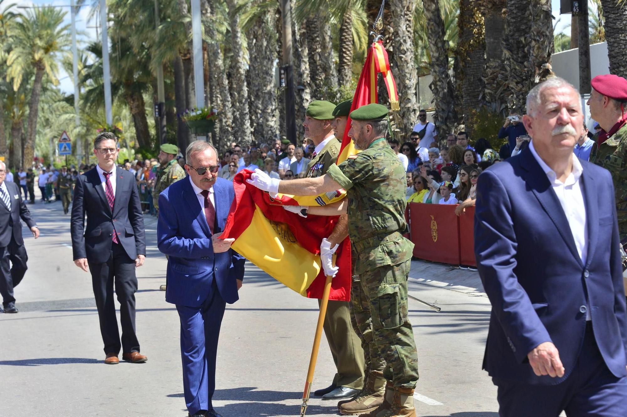 Más de 430 civiles juran la bandera en Elche