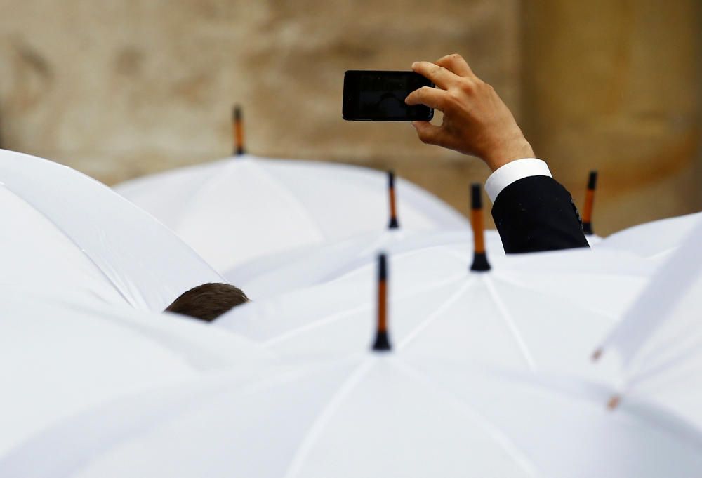 Un hombre saca una fotografía antes de la llegada del papa Francisco.