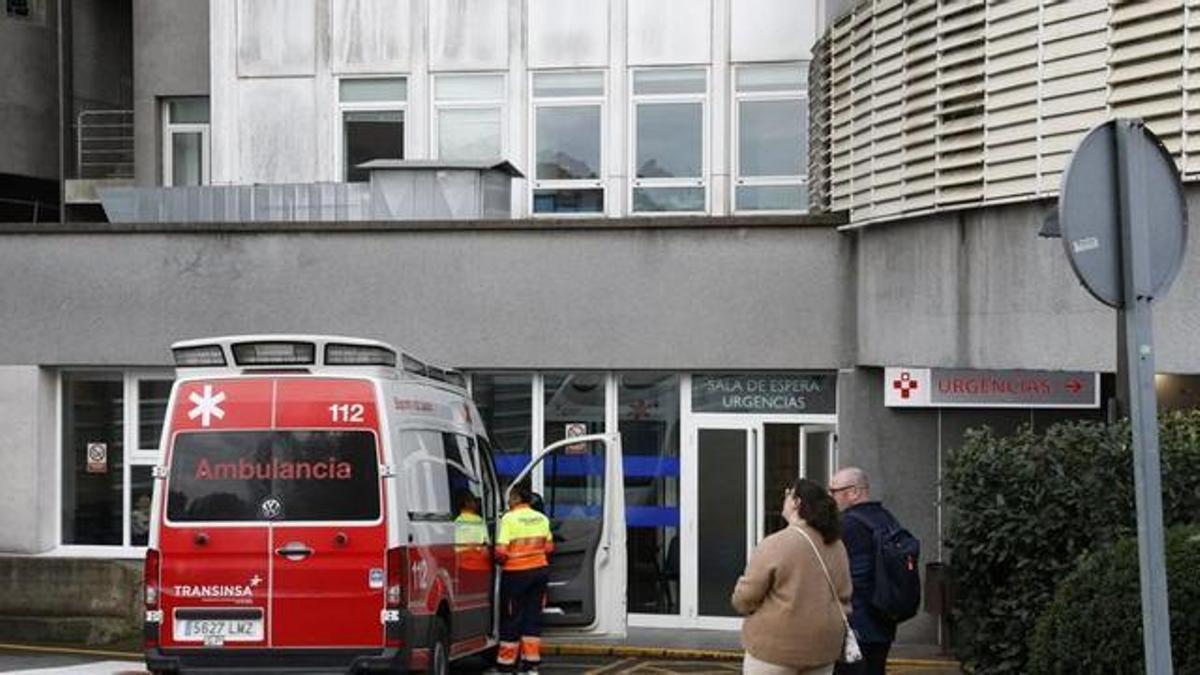 Una ambulancia en el Hospital de Cabueñes en una imagen de archivo